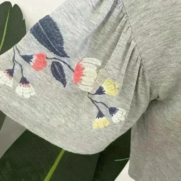 Coco + Jaimeson Gray Embroidered Top Size XS Juniors Ruffle Front Short Sleeve - Picture 2 of 5